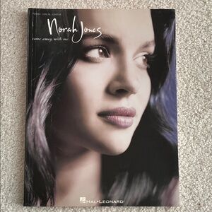 Hal Leonard Norah Jones Songbook - Black and White